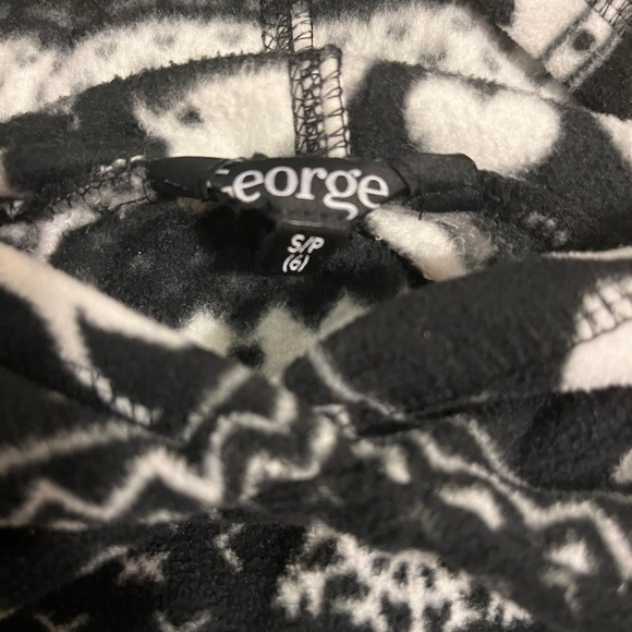**FREE with Purchase** Size small Super soft 100% polyester girls sweater - Picture 3 of 3